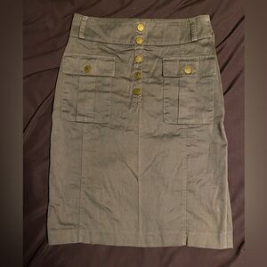 Women’s H&M size 6. Olive green skirt, never worn.